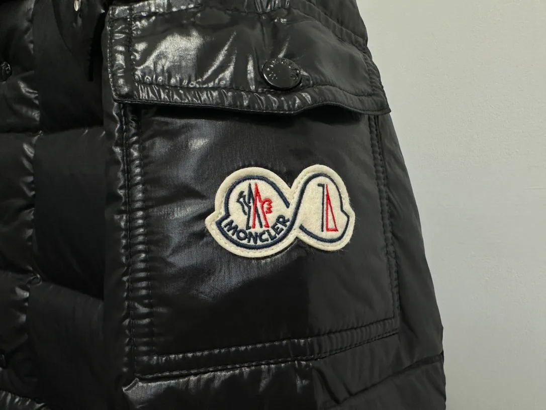 P390 Moncler/ 2026 70 、 。 DNA ， ， 。 Classic ， 、 。 Classic 70 。 Quality， 90 ，Premium Quality ， ，Black ！ Sizes M-3XL